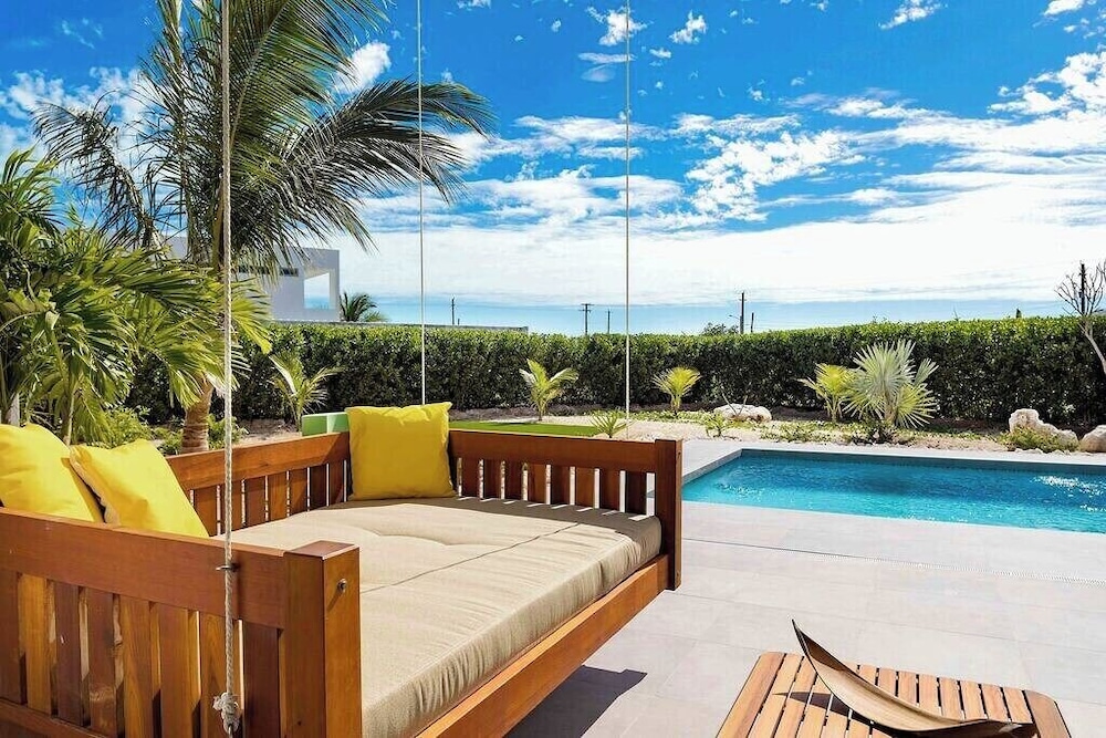 Family Beachside Villa With Hotel Amenities v7