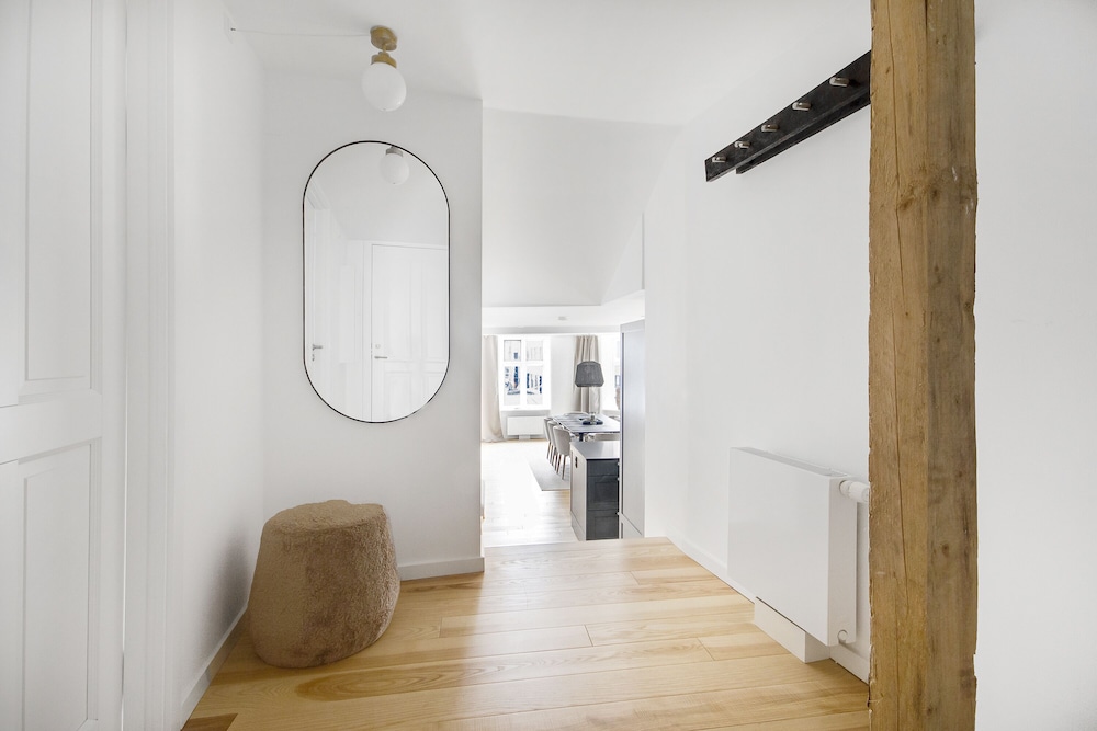 Sanders Regent - Chic 3-bdr Apt With Balcony view 2