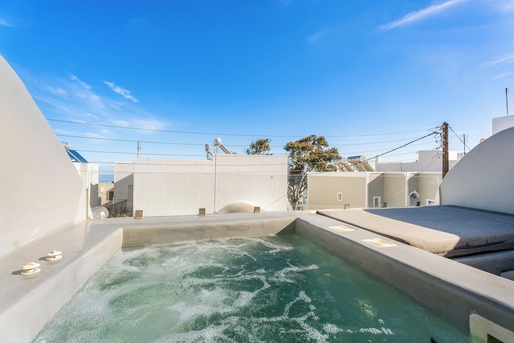 Oasis Suites Fira