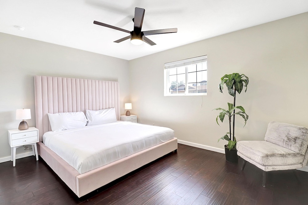 Karen in Phoenix With 4 Bedrooms and 2 Bathrooms
