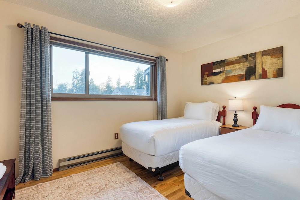 Lodge Trails, Hot Tub, Walk to Cornet Bay