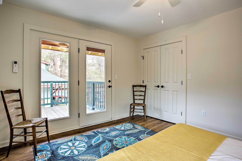 Duncan Vacations - Newly Remodeled Apartment on Main Street in Saluda - Property Image 2