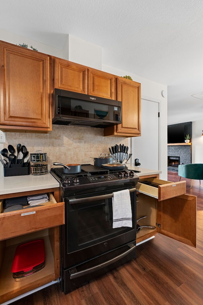 Hillside 3BR KingClose to DT Domain Q2