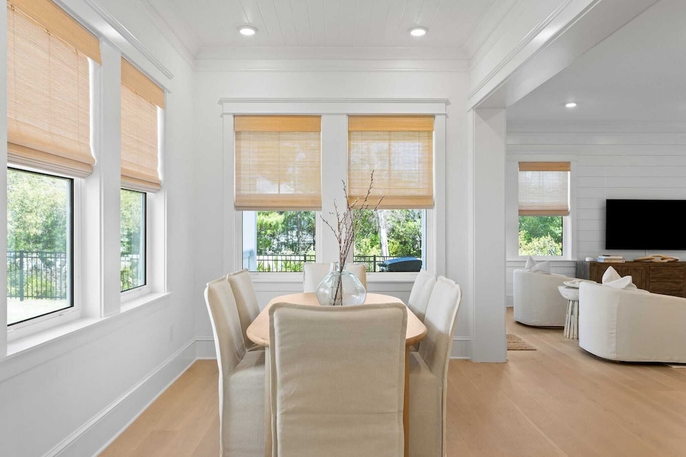 Family-friendly Coastal Escape Grill, Decks & More!