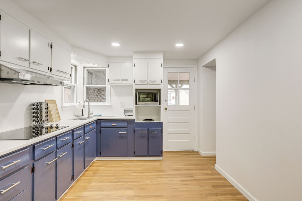Updated Getaway w/ Sauna & Yard in Bloomsbury!