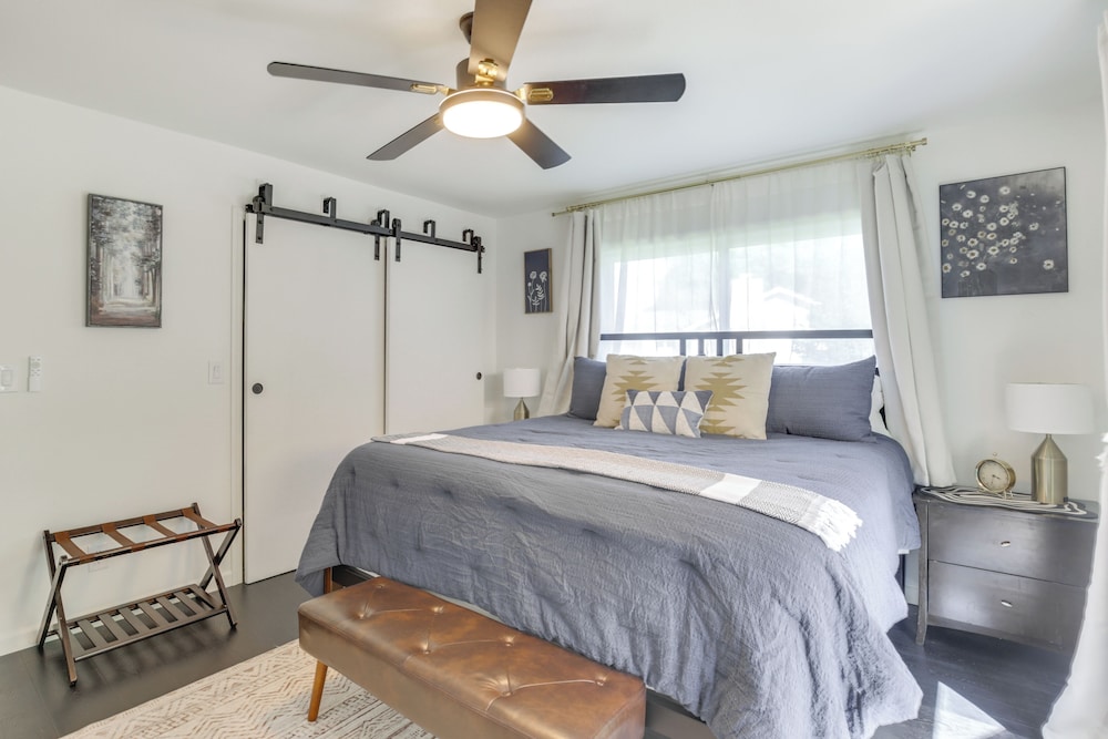 Modern Creekside Retreat 1 Mi to Spirit Mtn Casino