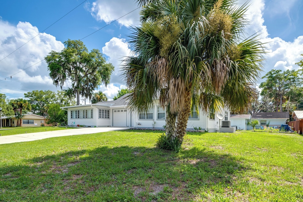 Explore Dtwn Crystal River: Walkable Duplex Unit