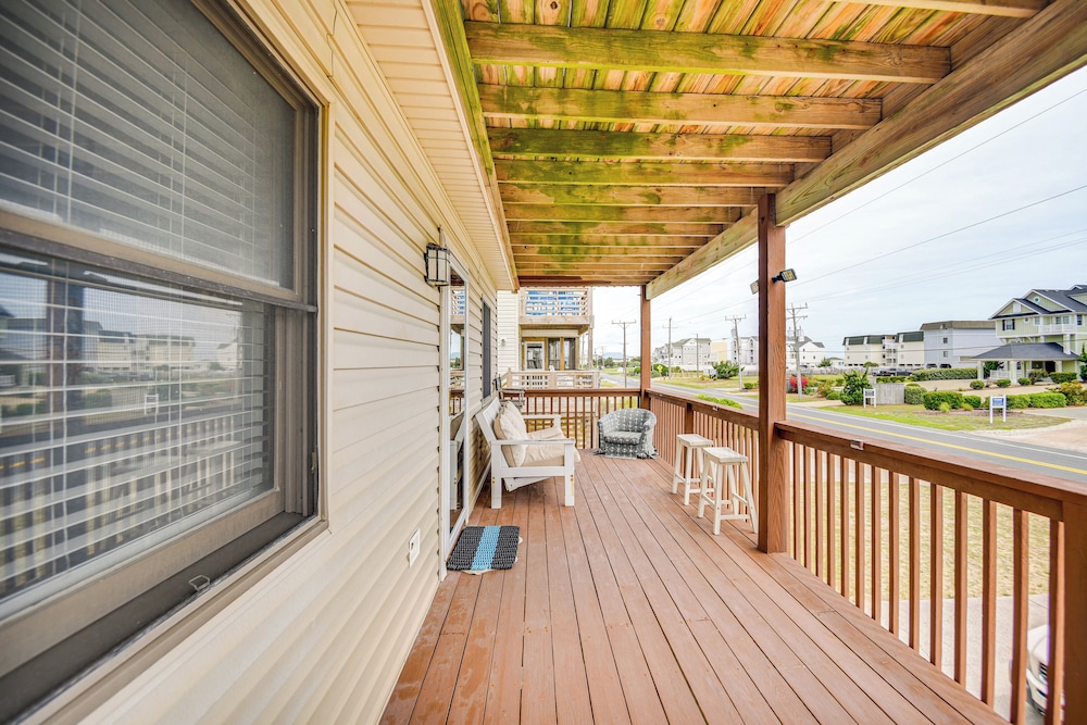 Walk to Beach + Restaurants: Outer Banks Retreat