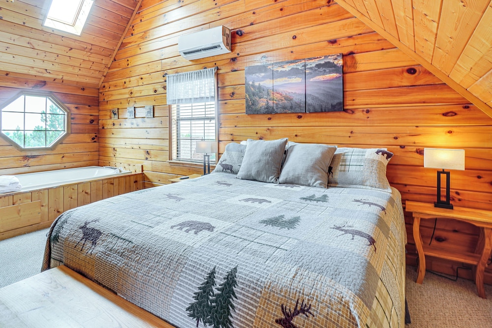 Hot Tub & Game Room: Sevierville Family Cabin!