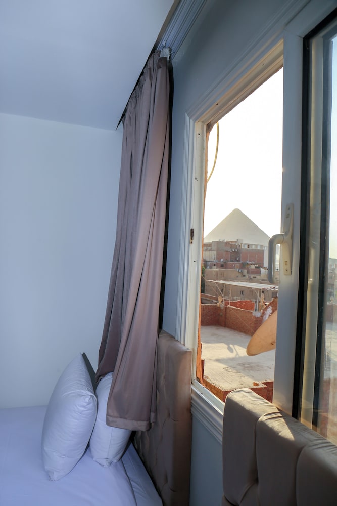 Amadeos pyramids inn