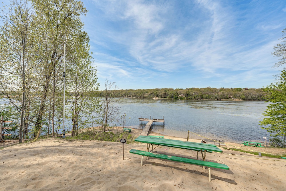 Charming Cottage: Steps to Lake Wandawega!