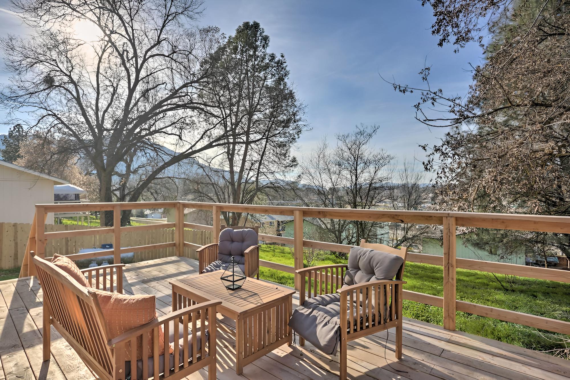 Gateway to Yosemite Home: Chic Oakhurst Oasis view 5