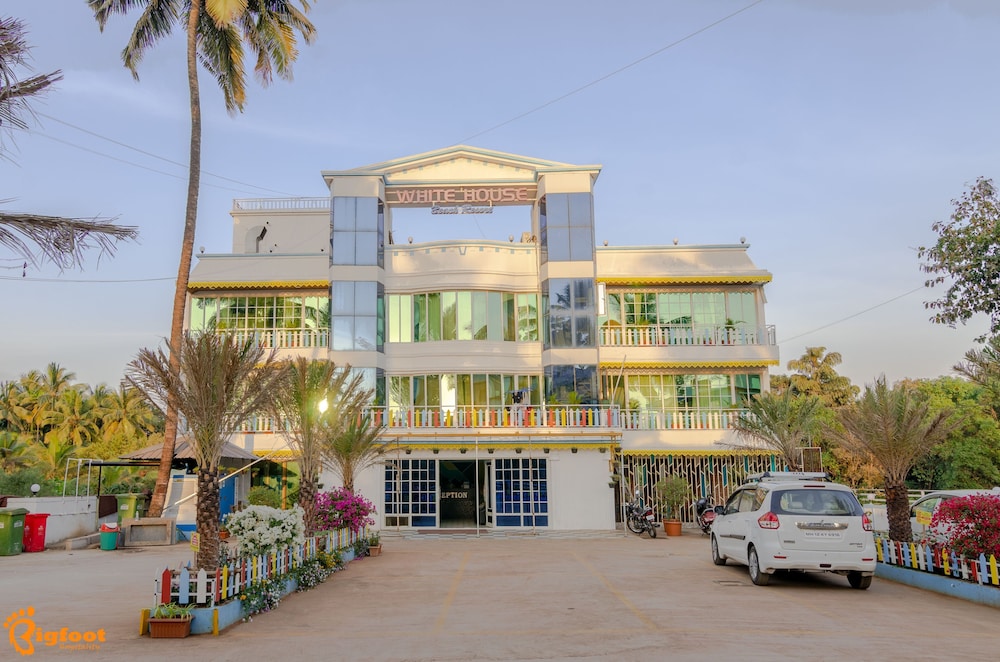 White House Beach Resort