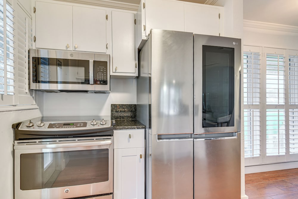 5 Mi to Dtwn: Pet-friendly Home in St Petersburg!