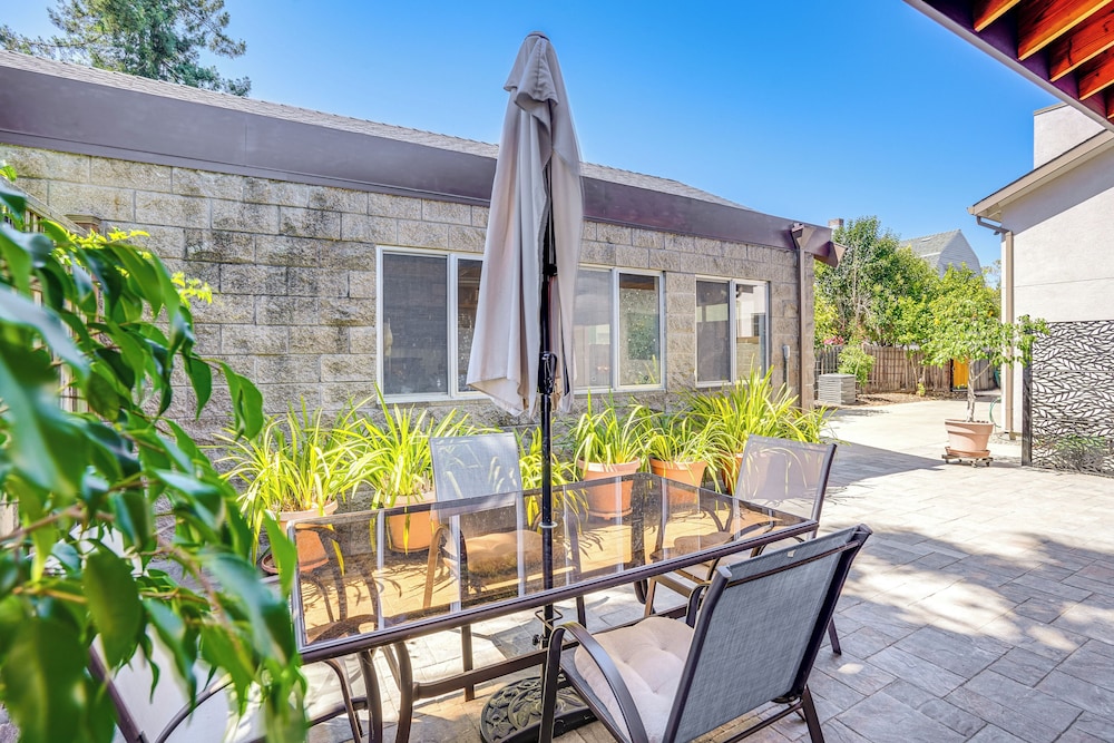 Alameda Studio w/ Patio: 3 Mi to Oakland Coliseum!