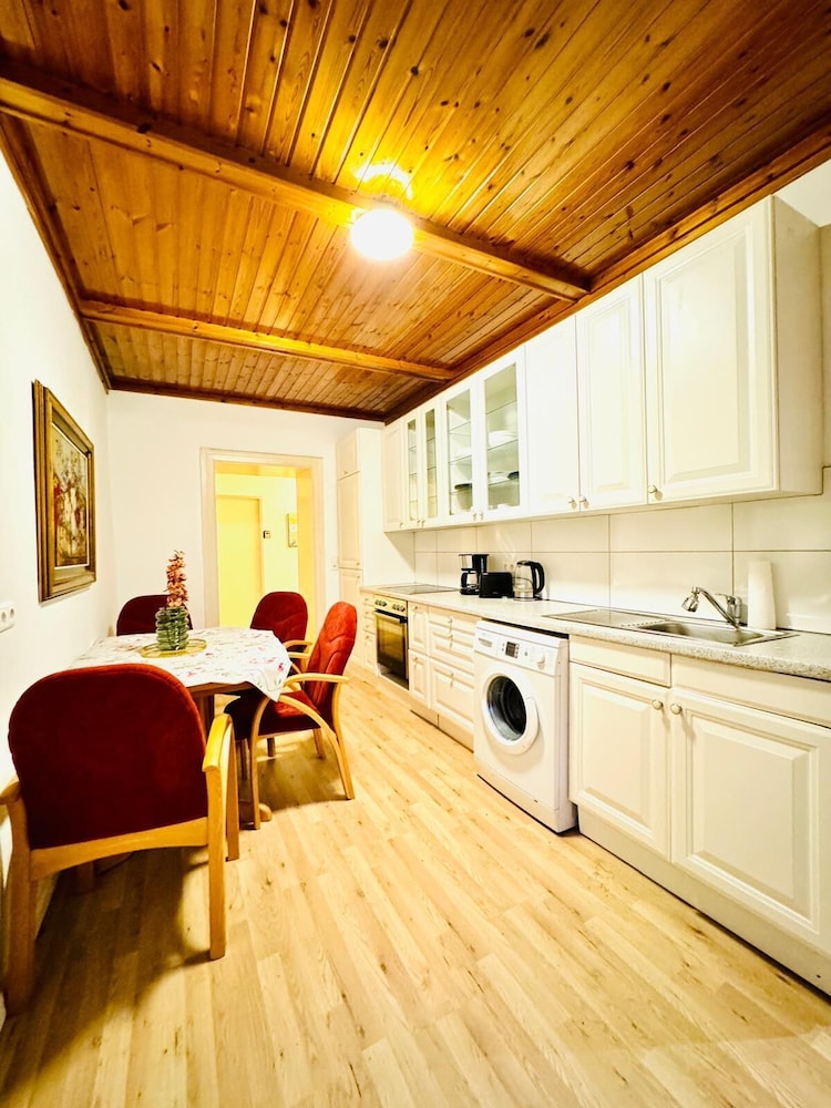 Cozy 4BR Apt for 12P Near FAC Platz