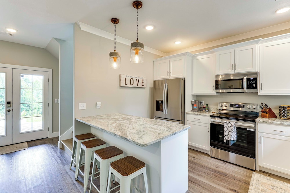 Walk to Lake Martin: Water-view Retreat w/ Deck!