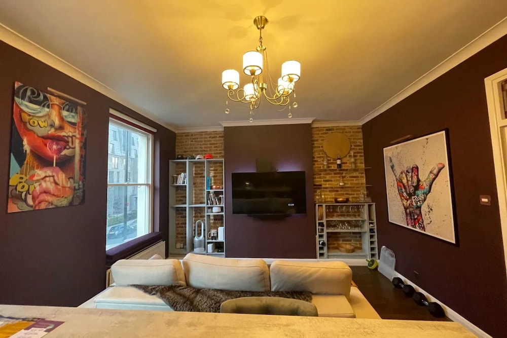 Stylish and Spacious 1 Bedroom Flat