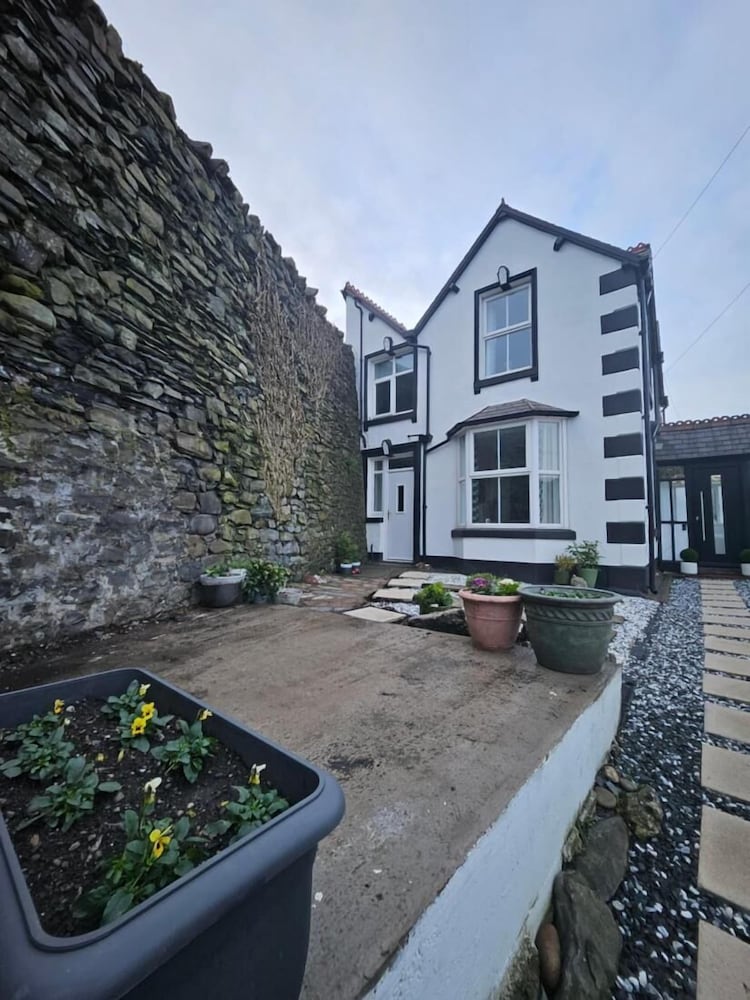 Llangollen Retreat With Stunning Views of the Castle