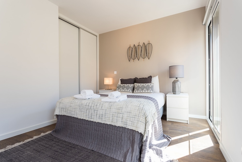 Alfama Lounge Three-Bedroom Apartment w/ River View and Parking - by LU Holidays