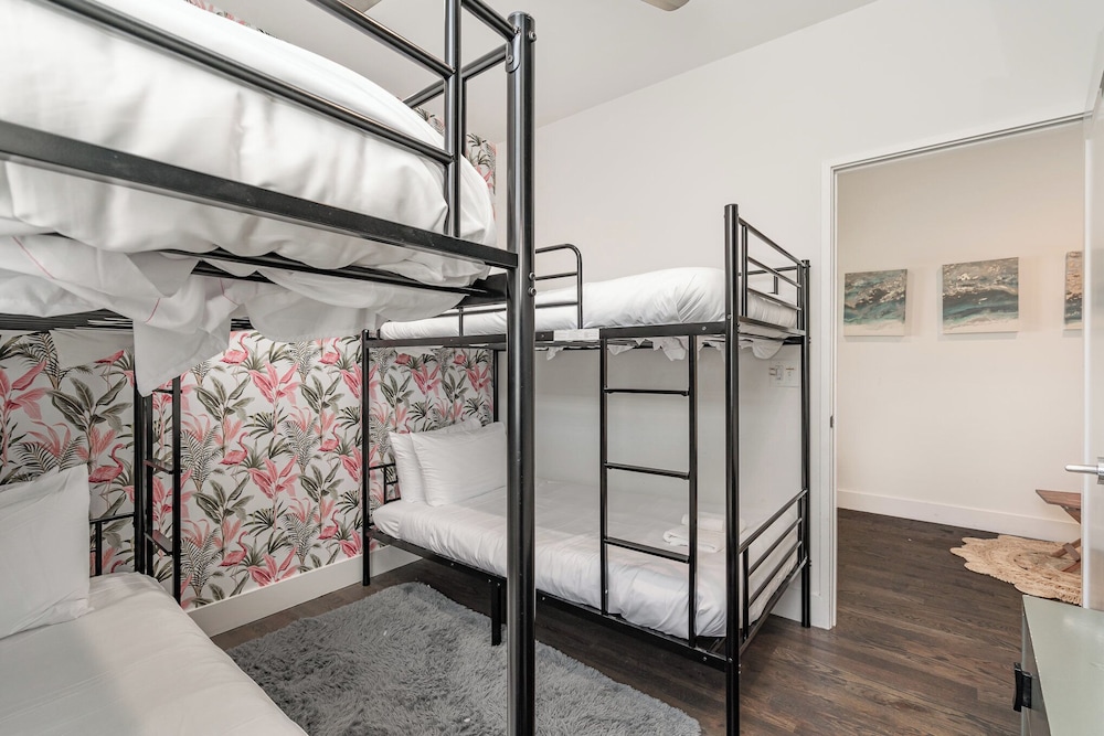 Jade - Private Patio and Balcony - Near Germantown