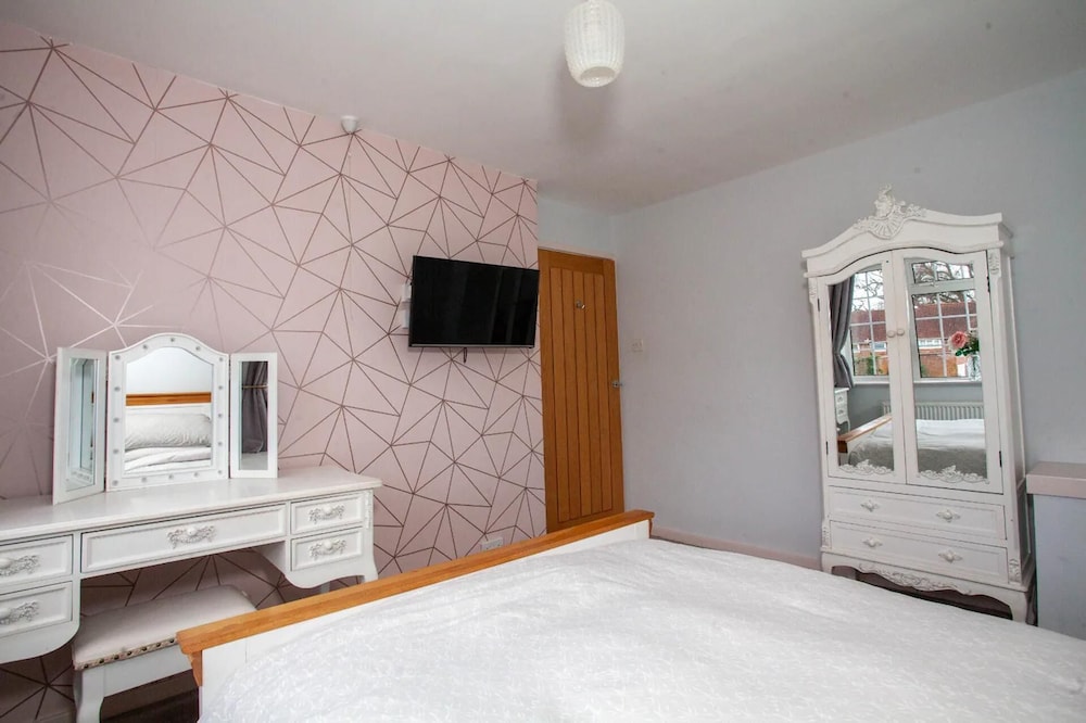 3bed House, Sleeps 7 - Hot Tub, Garden, Parking view 5