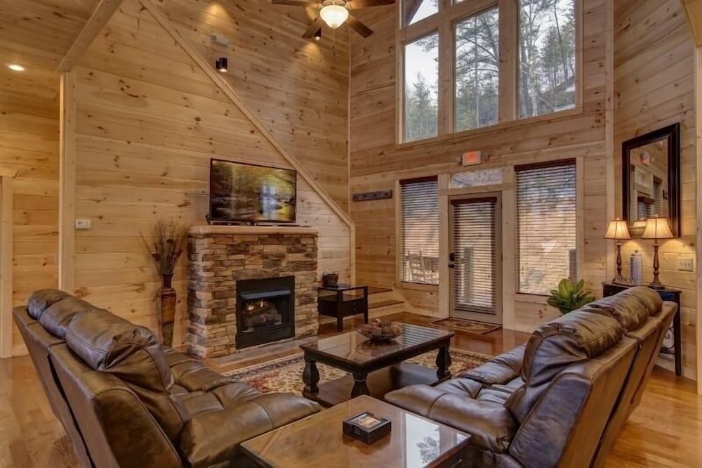 A Suitetastic View - 4 Bedrooms, 4 Baths, Sleeps 12 Home by RedAwning