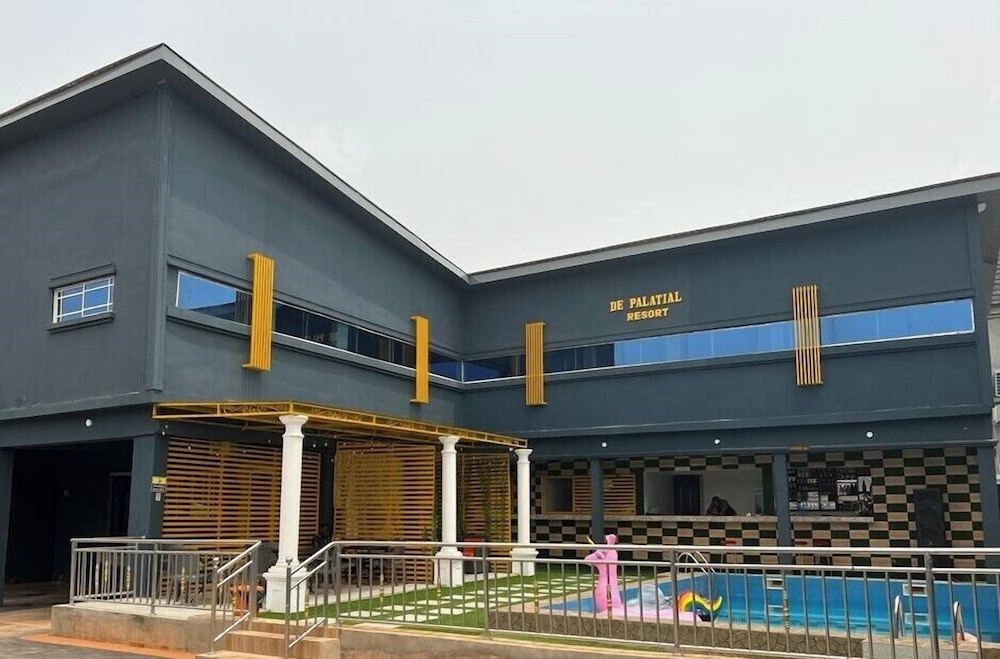 De Palatial Hotel and Apartments