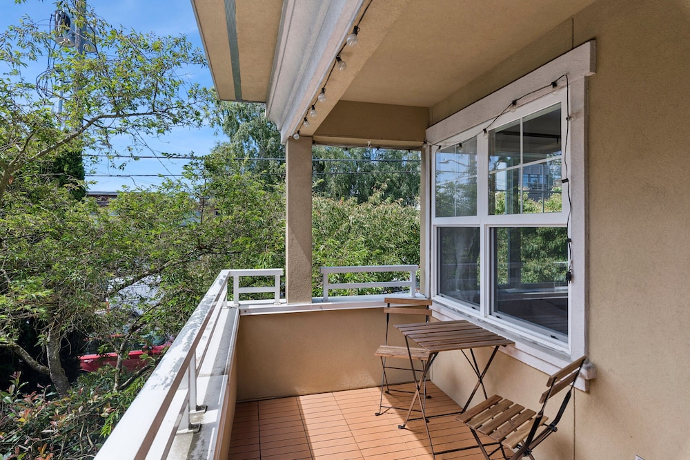 Walkable Seattle Gem Close To Everything 2 Bedroom Condo