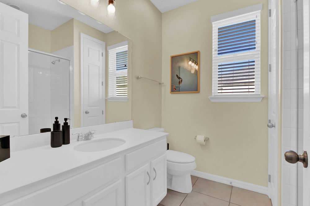 Sleeps 20! 9bdr, Star Wars-themed Game Room, Pool, Hot Tub Nassau by Avantstay