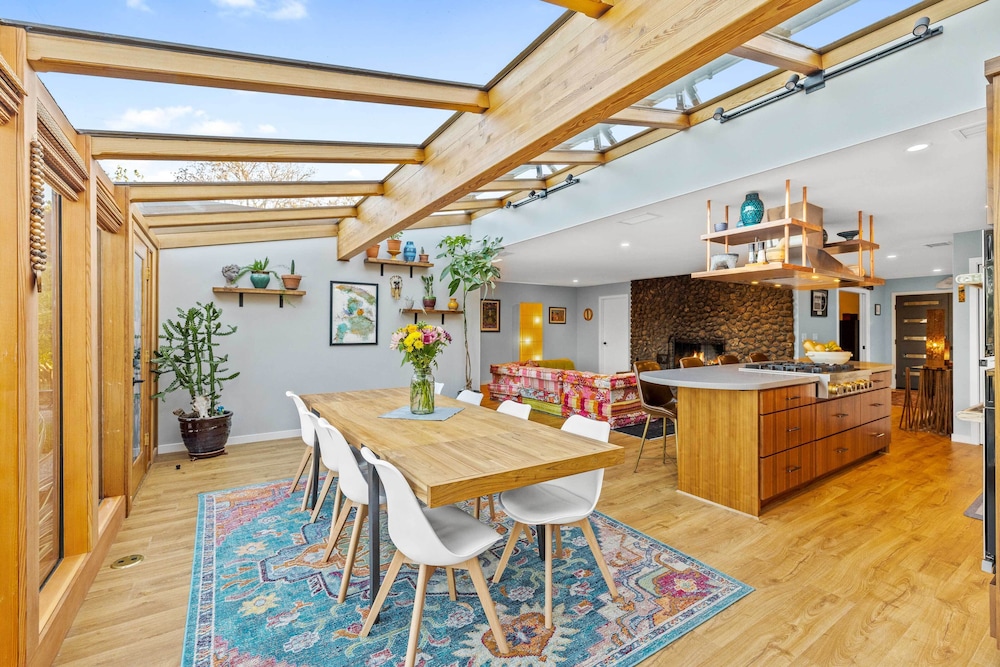 Private Pool & Large Deck: Modern Cotati Villa!