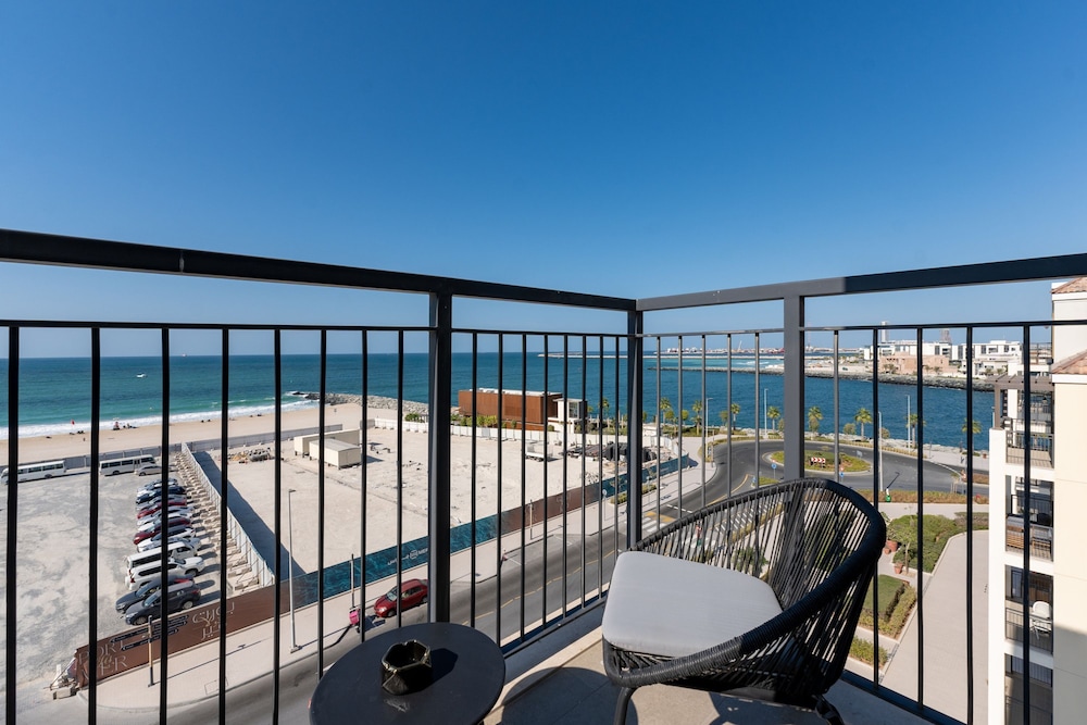 Contemporary La Mer 1BR w Beach Access