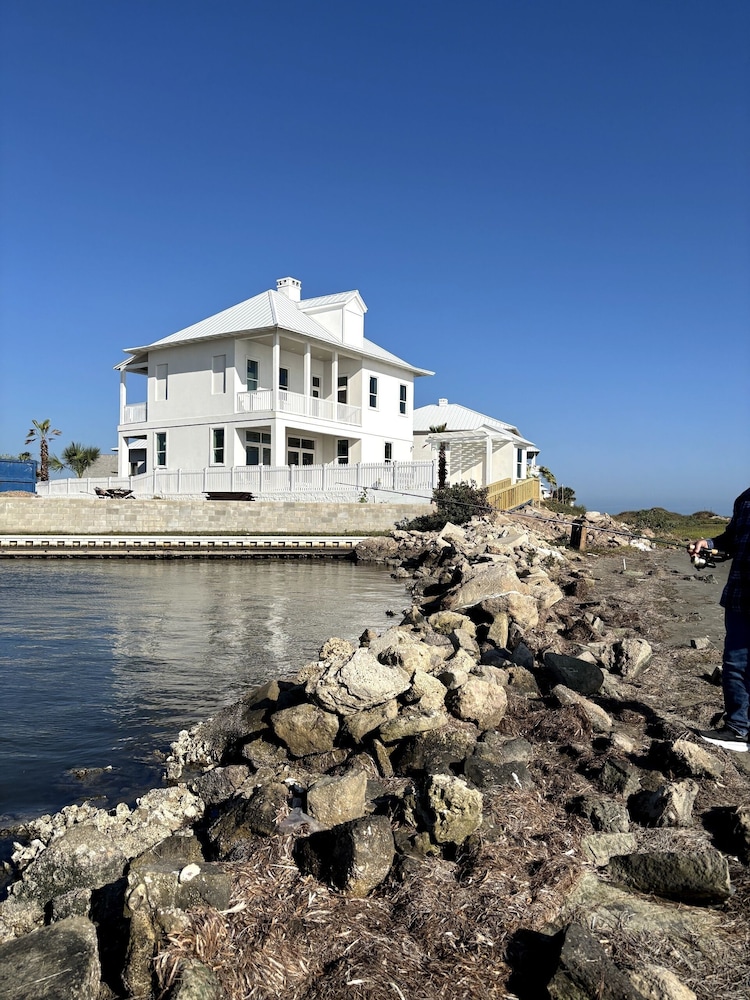 Ahh Da Sea - Waterfront, Backyard Ramp To Jetty & Laguna 3 Bedroom Home