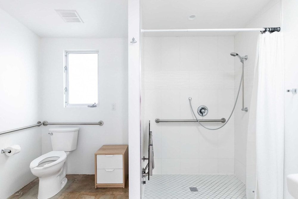 3 Private 1 Bedroom Units at The Wesley! Sleeps 12!