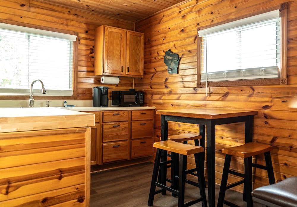 Pet Friendly Lake Geneva Getaway for 6!