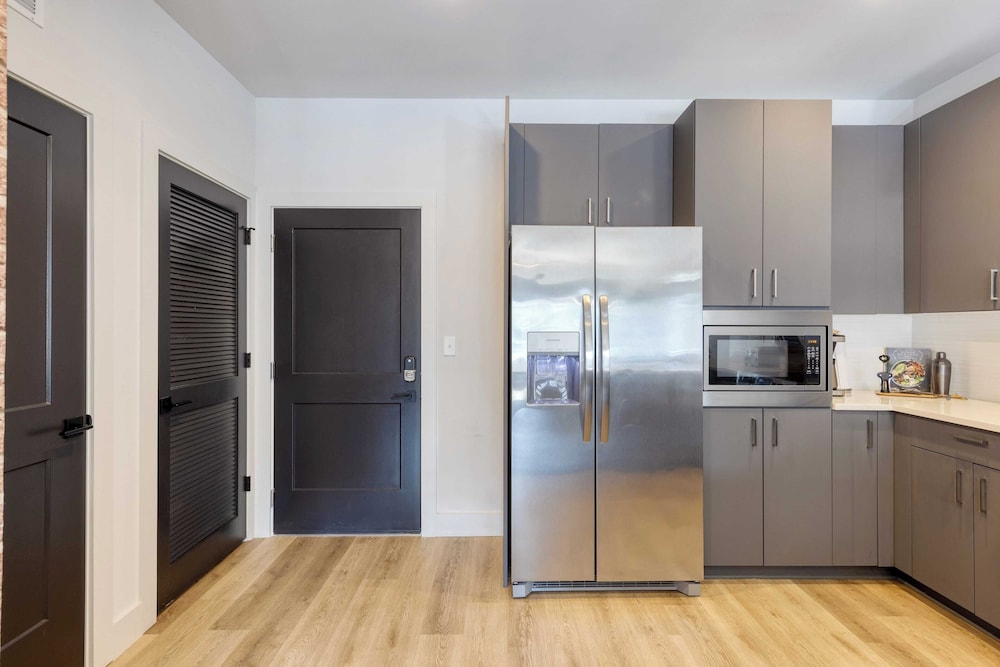 2 Units in Walkable Midtown Location, Gym+pool Honkey-tonk & Muse by Avantstay