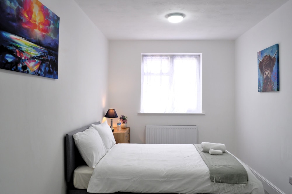 5 Bed Family Home Greater London, Free Parking