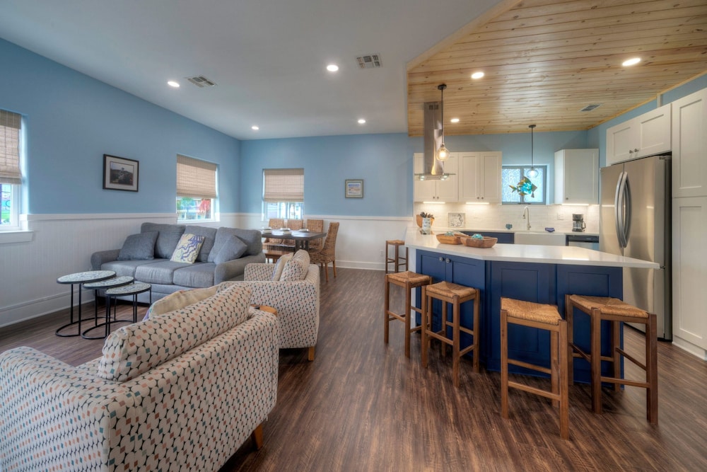 Leave of Absence Luxe Coastal Stay w Pool Outdoor Dining Minutes to Beach
