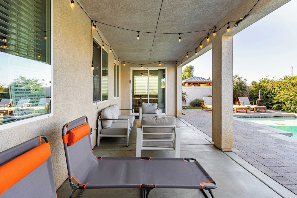Luxe Indio Stay w/ Pool, Tiki Bar & Fire Pit Near Coachella Longfellow