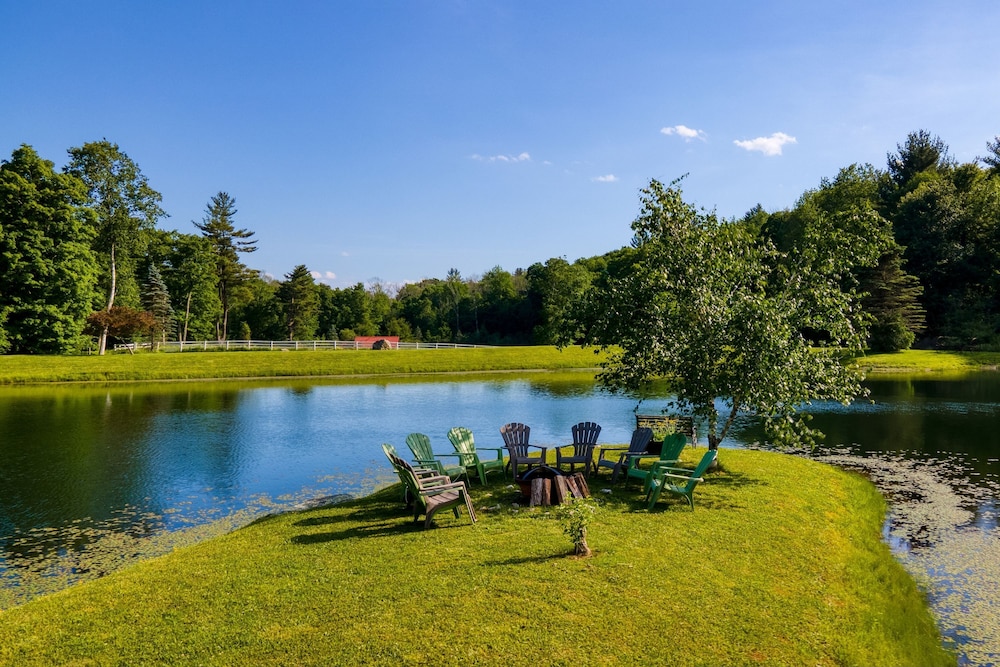 Sunny Pond by Avantstay Secluded Estate w a Private Pond Gym Movie Theater