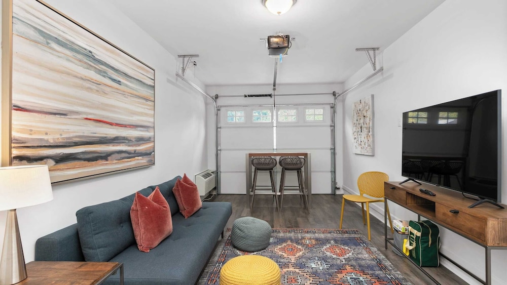 10 Townhomes, Sleeps 89 6 Mins to DT Asheville Sycamore Cove by Avantstay