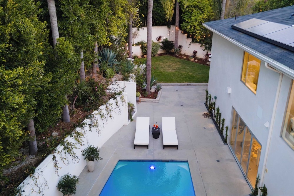 Luxury Hollywood Hills Home With Pool, Outdoor Dining & Iconic Views Skyline Chalet