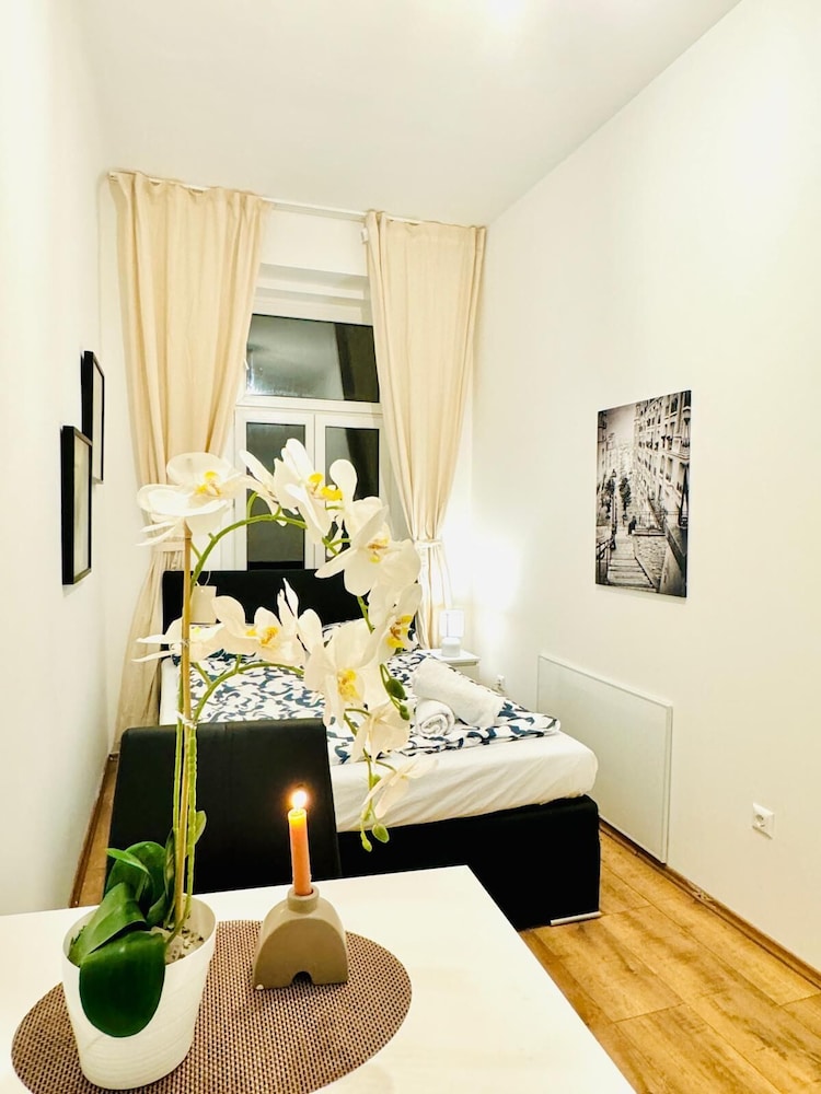 5BR Apt For 10 Walk to Kaufpark Alterlaa