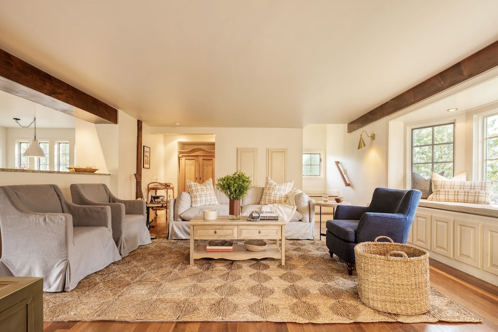 Cortland by Avantstay Charming Heritage Estate w Private Lake Pool