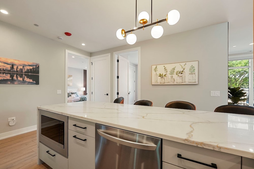 Modern 2br2ba Condo Free Parking and Balcony