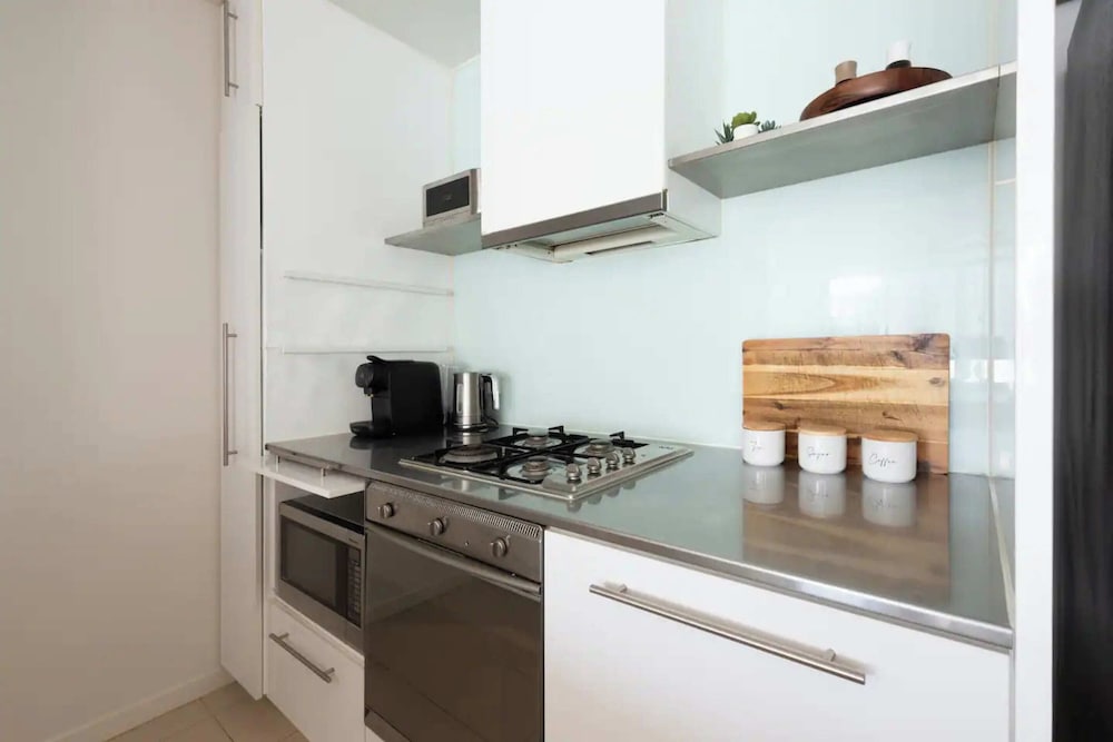 Central 2BR in Prime Carlton Location w/ Parking!