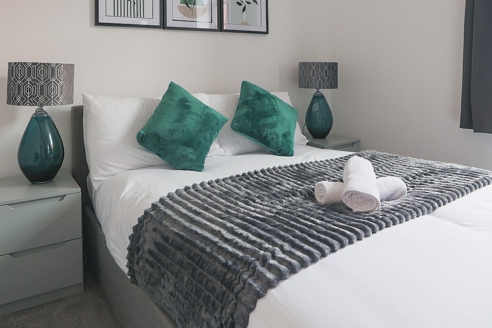 Professionals, City Centre, Parking, Superstore Nearby