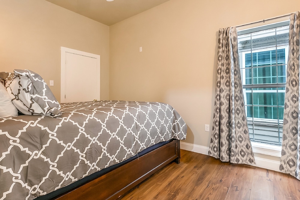 Brand New Spacious 4BD photo 4