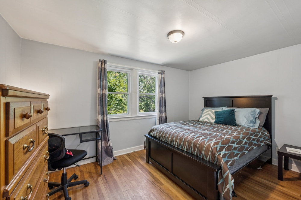 Charming Home Near Unc & Dt Greeley 5 Bedroom Home