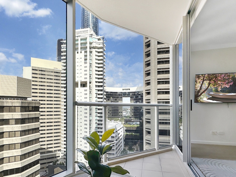 High-rise 2-bed Apartment With Gym, BBQ & Pool